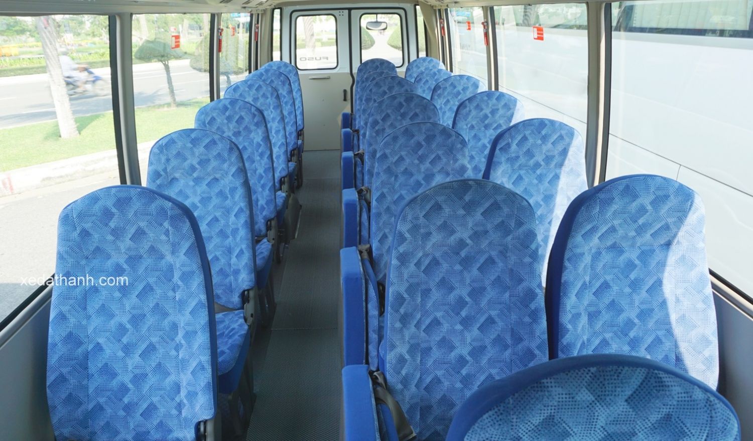 Dịch vụ cho thuê xe 22 chỗ Fuso Rosa mang đến cho khách hàng sự rộng rãi với không gian ngồi rộng rãi thoải mái nhất