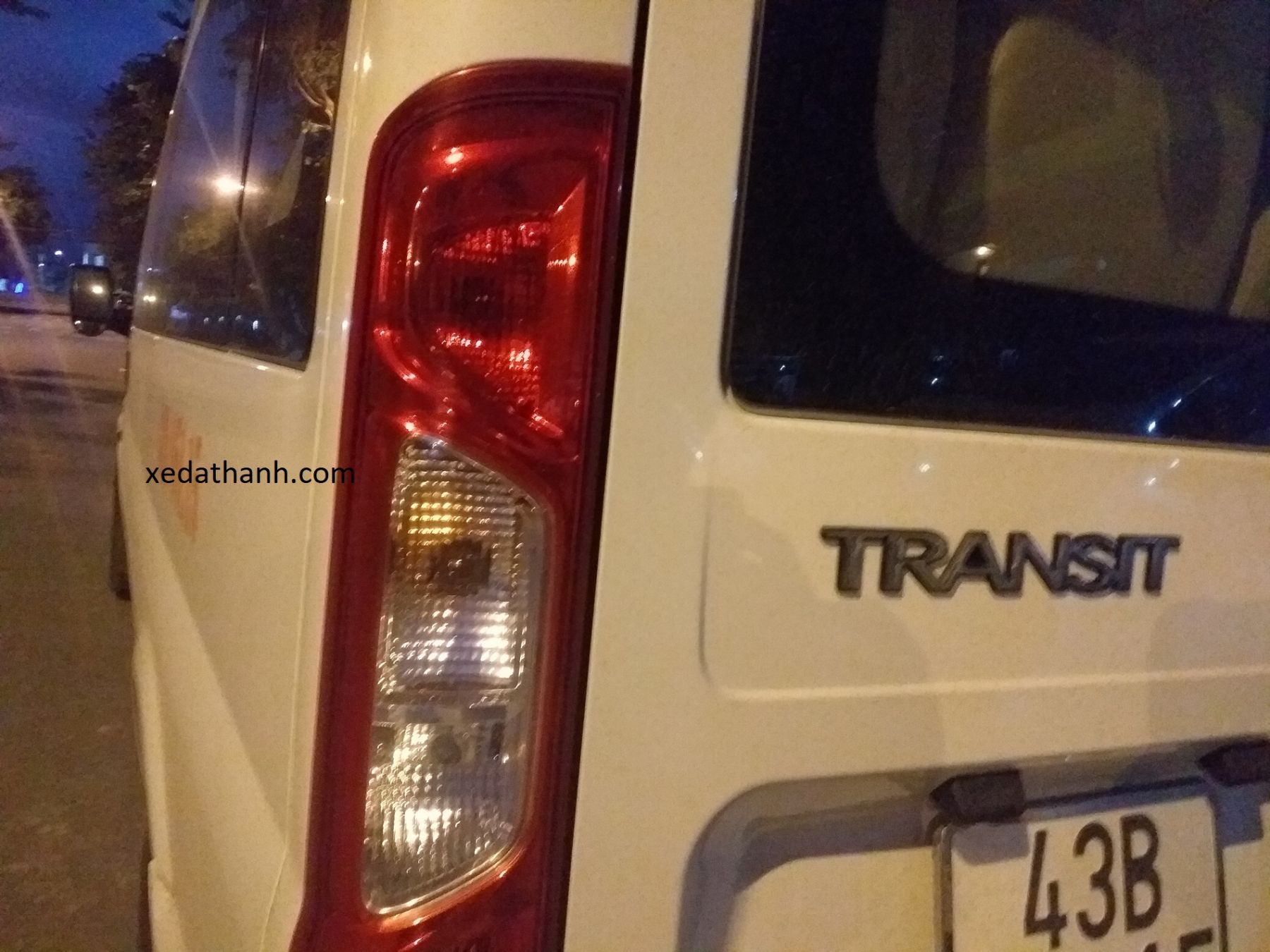 cho-thue-xe-16-cho-ford-transit-luxury