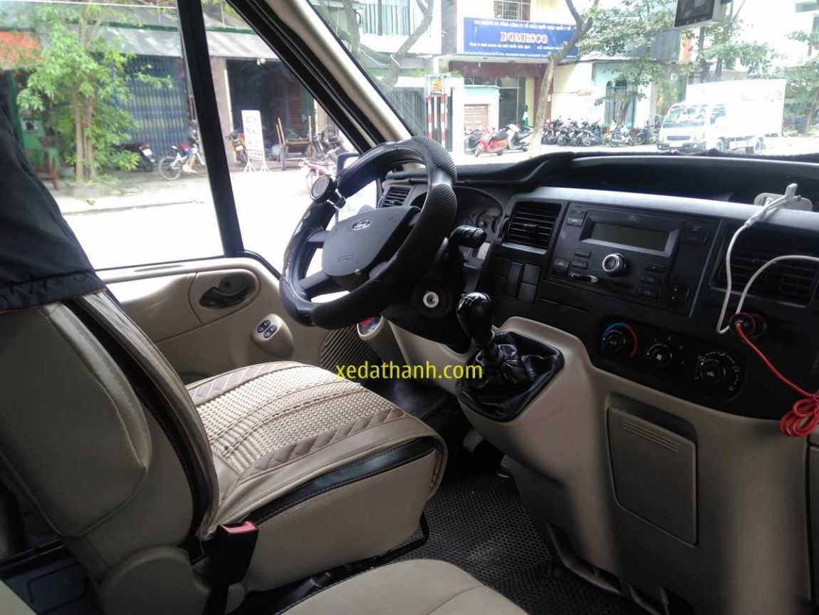 thue-xe-16-cho-tai-da-nang-ford-transit-luxury