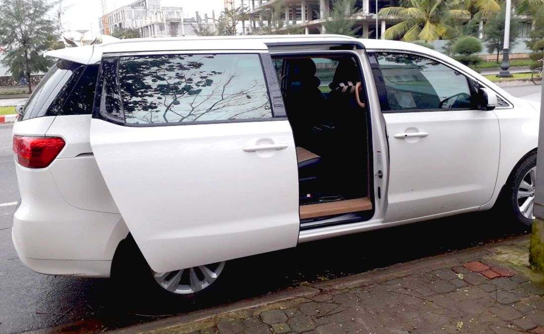 thue-xe-KIA-sedona-for-rent-luxury-car
