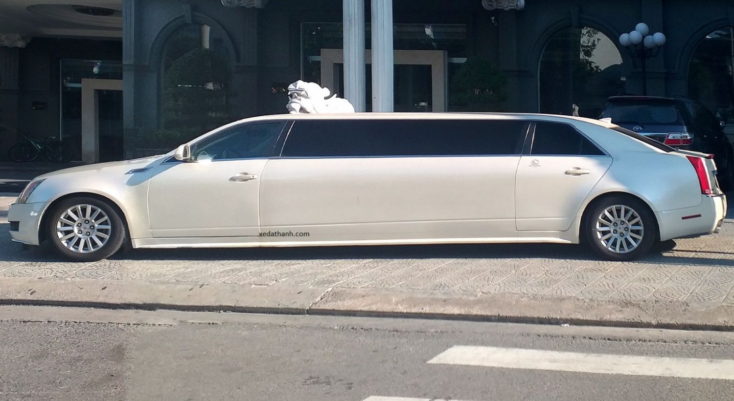 thue-xe-cuoi-chysler-limousine-da-nang-vip-car-hire