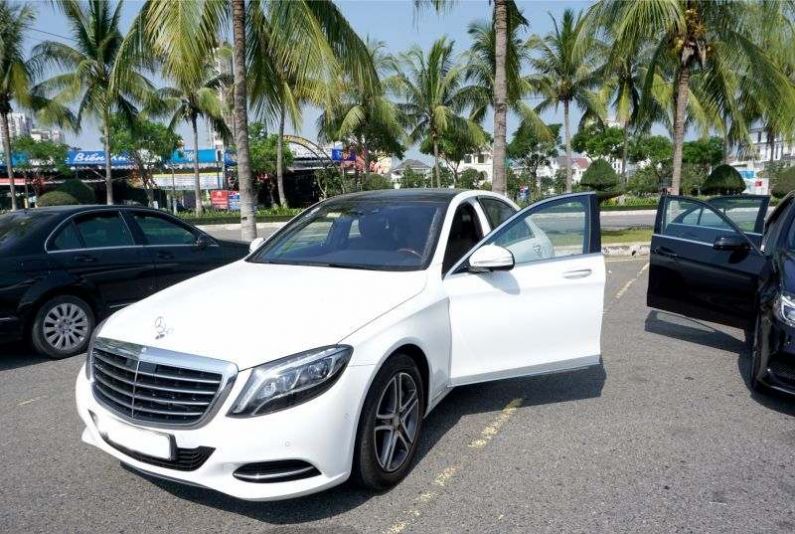 Xe Mercedes-benz 4 chỗ S CLASS chuyên phục vụ đón khách Đà Nẵng đi Hội An, thuê xe VIP Mercedes S400 màu trắng hoặc đen cho chuyến đi sang xịn.